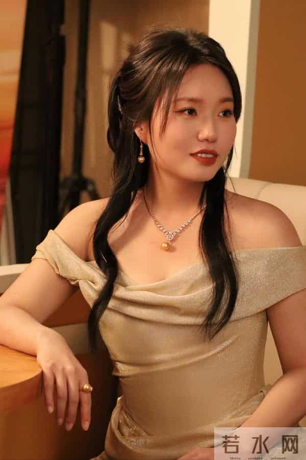 李雪琴暴瘦30斤惊艳全场！瘦身秘诀曝光，网友：比贾玲变化还震撼