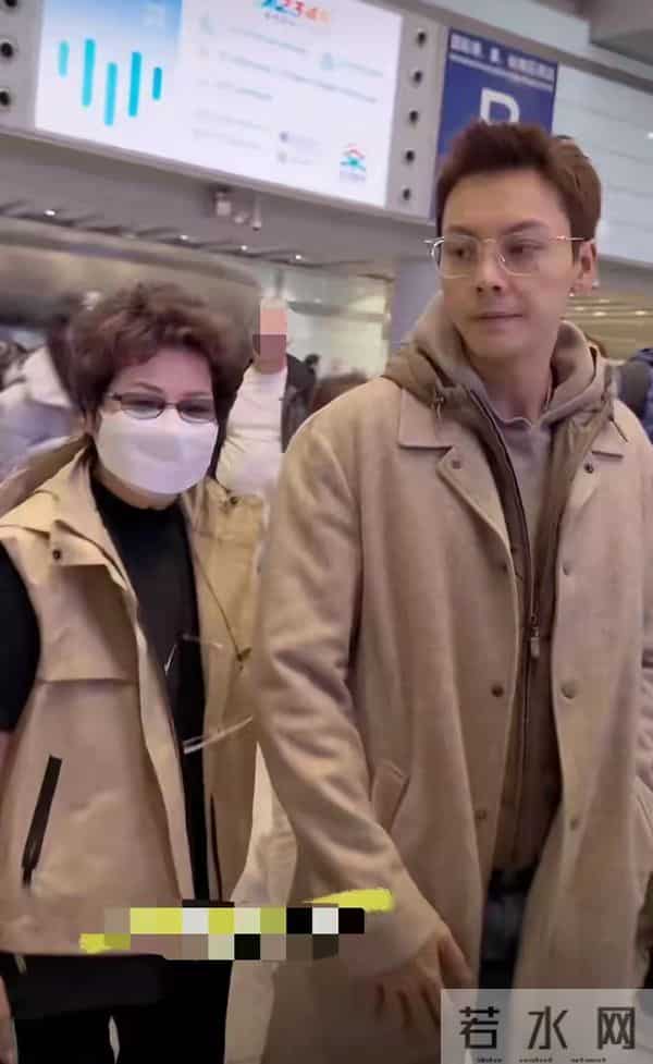 何穗产后复工，烫爆炸头五官变柔和，和陈伟霆交替带娃搭配默契