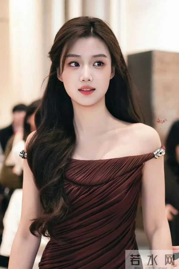 卢昱晓最新物料，归国千金既视感，肤白貌美