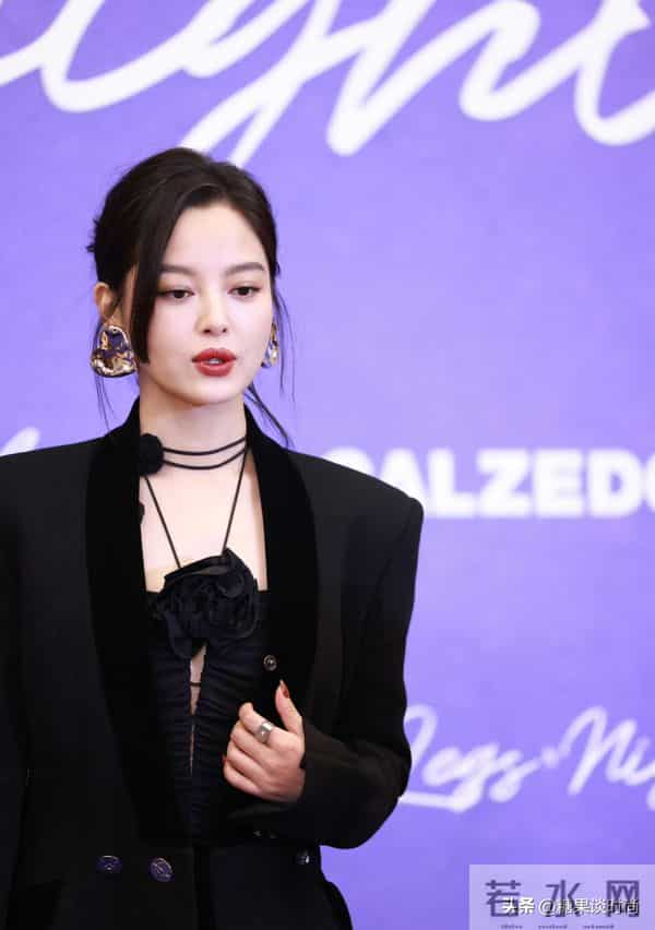 39岁辛芷蕾，还是那么的有女人味，身穿黑色西装+高跟鞋，真迷人