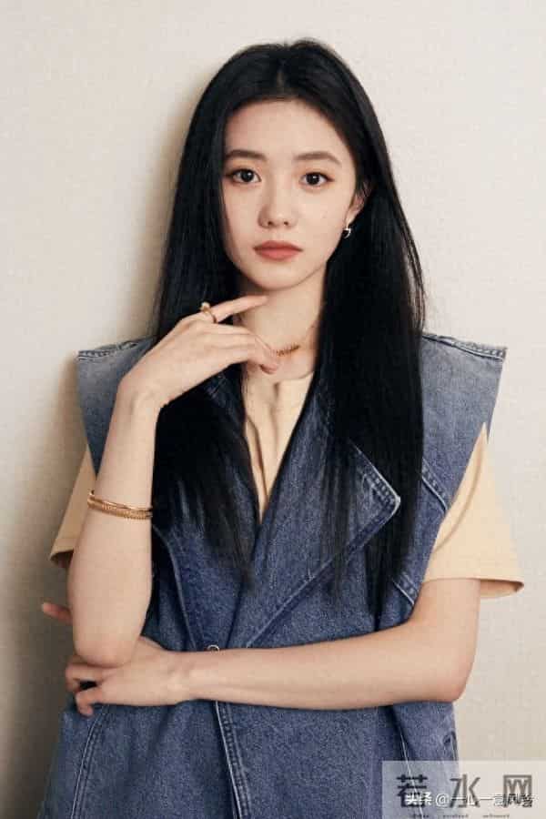 刘浩存街头骑行,甜酷少女感爆棚!