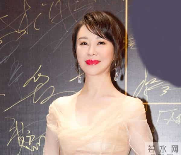 她9次登上春晚，却被谣传嫁给大31岁高层，如今49岁的她依旧单身