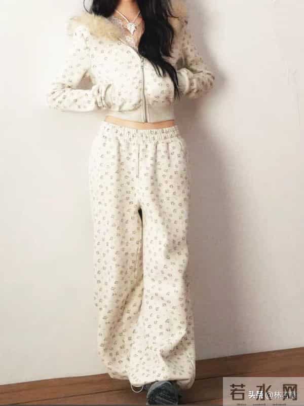 王思聪与网红蓓蓓香港度假被偶遇，开心的像个孩子，“打脸”懒懒