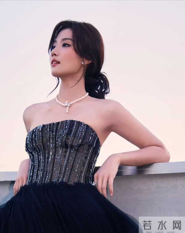 卢昱晓亮片抹胸短裙，腿又细又长！