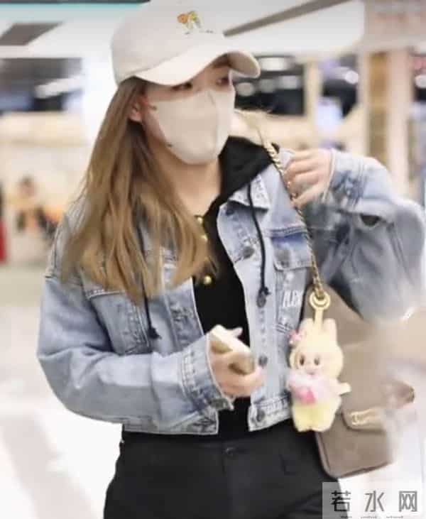 11.28刘诗雯抵达杭州，牛仔外套配帽子尽显休闲洒脱气质