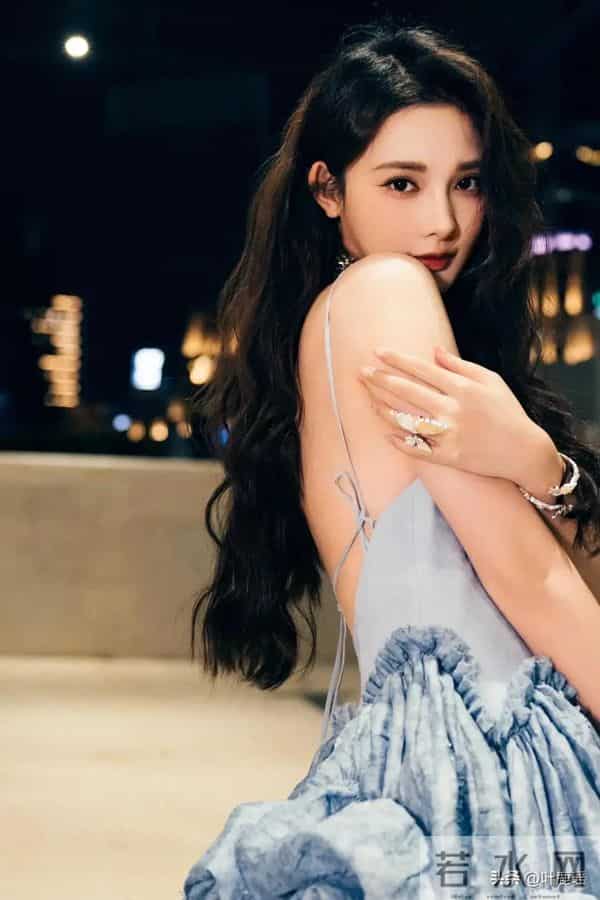 彭小苒 活动礼服造型 抹胸长裙前短后长凸显大长腿