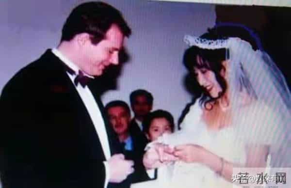 她嫁给了英国老公，选择在西班牙定居，没想到68岁瘦到快脱相