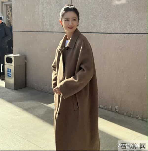 42岁佟丽娅和48岁靳东回中央戏剧学院庆母校75周年 差6岁像两代人