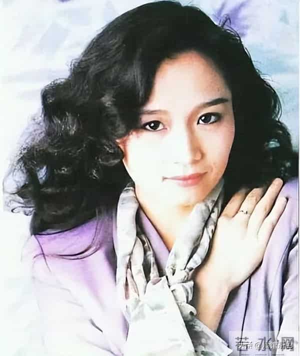 原来他就是许亚军大儿子,中戏毕业1米8大帅哥,和继母长得很像