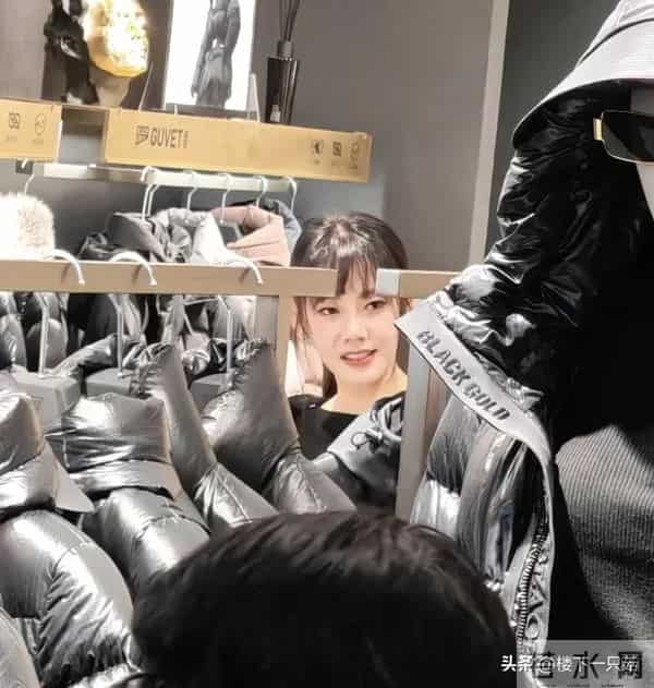 于晓光夫妻合体捞金 46岁秋瓷炫紧身短裙 空气刘海 笑容甜美似少女