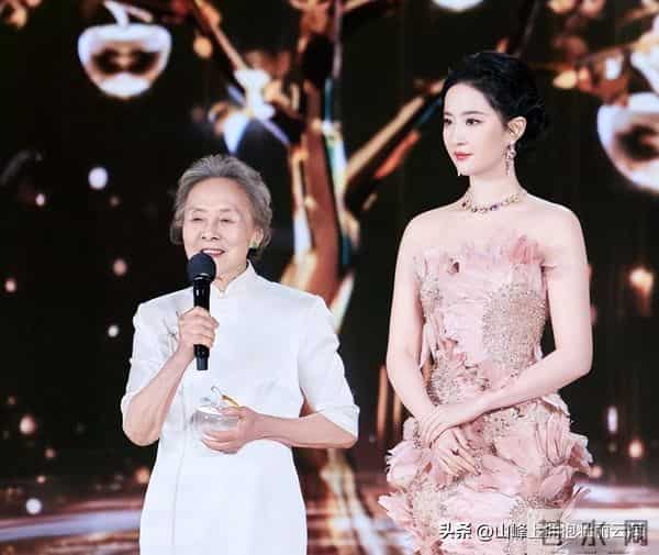 上海那夜，童瑶尽显身材，马伊琍唇妆发亮，关晓彤又“丑出圈”