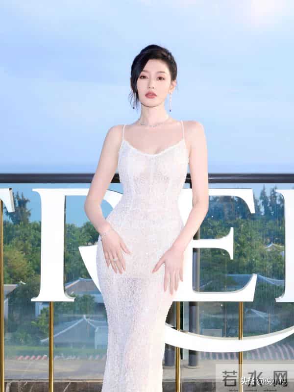 张天爱也太美了！透视吊带裙，身材婀娜多姿