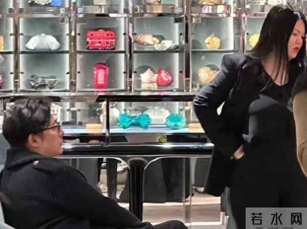 李湘坦言：你与女友约会我管不着，但我女儿的高贵场合你必须在