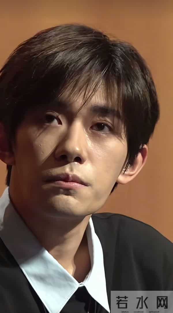 易烊千玺抬头的那一瞬间，好像看到了星爷的影子，一样的孤独感