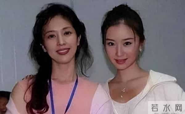 刘亦菲母亲刘晓莉：至今仍单身，身材傲人，长得比女儿还漂亮