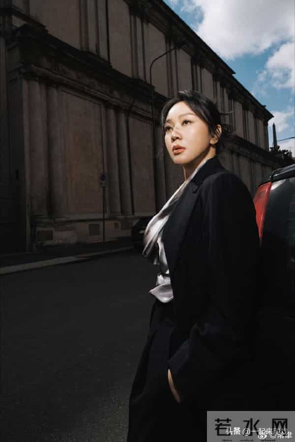 闫妮笑起来的梨涡依旧,眼神清澈明亮,美得如此真实、自然的女神
