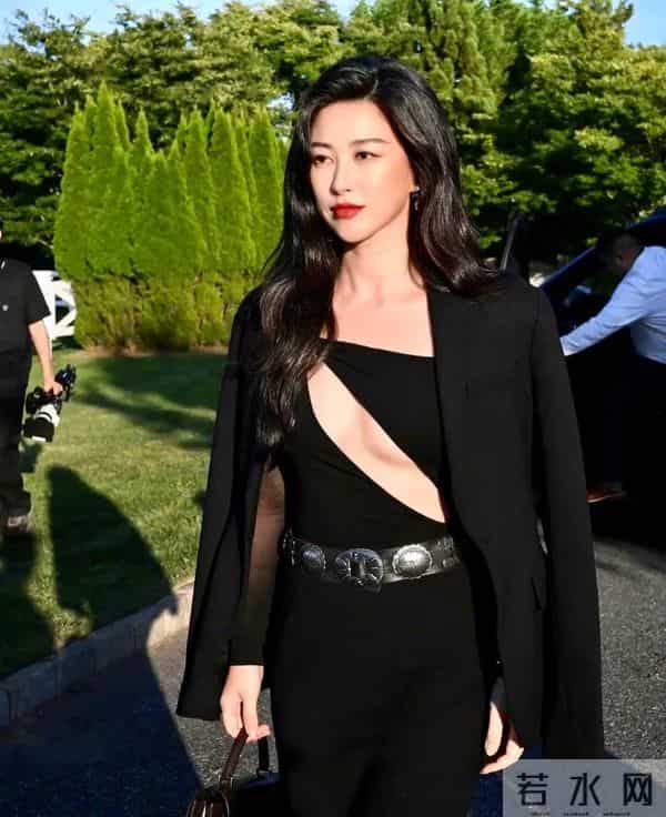 朱珠身着黑色修身连衣裙，胸围傲人搭配黑色外套，简直长腿女神？