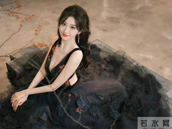 景甜一袭深V露背长裙性感妩媚