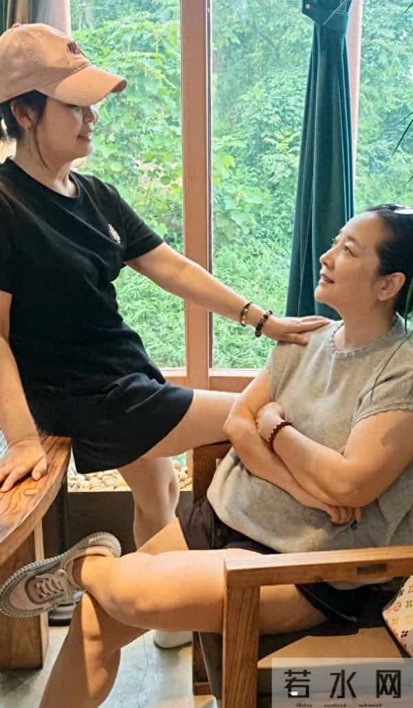 57岁陈小艺回四川老家！丸子头墨镜超显嫩，爬房顶拍照不怕摔