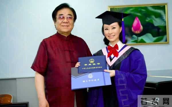 她9次登上春晚，却被谣传嫁给大31岁高层，如今49岁的她依旧单身