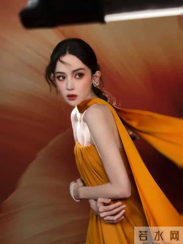 娜扎黄色抹胸长裙