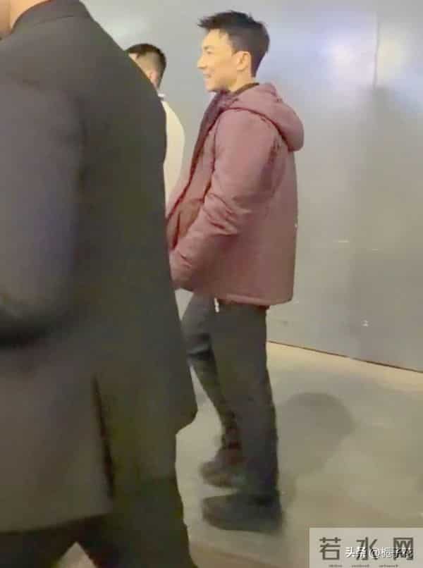 53岁刘畊宏在上海被偶遇，他身材真好，腹肌肉眼可见，太帅了吧