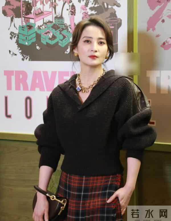 蒋勤勤也没想到，50岁痘痘不遮满脸富态的她，竟把超模的风头抢了