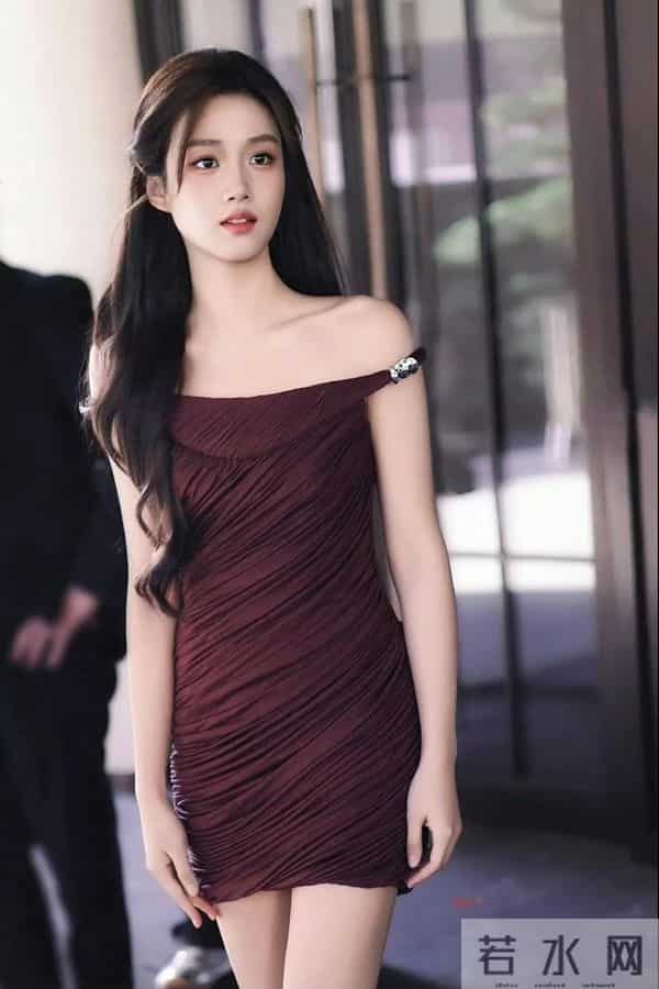 卢昱晓最新物料，归国千金既视感，肤白貌美