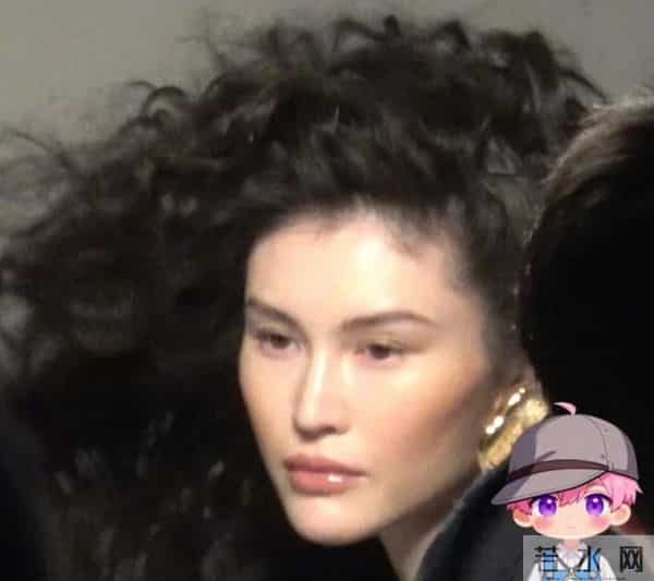 何穗产后复工，烫爆炸头五官变柔和，和陈伟霆交替带娃搭配默契