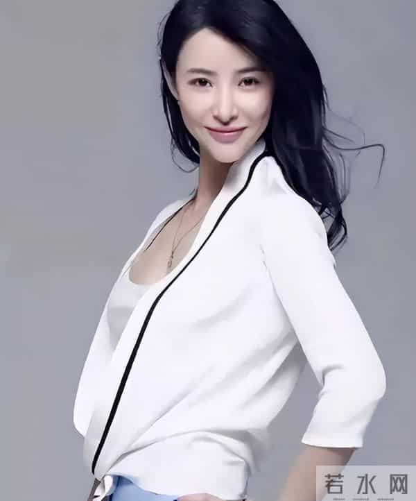 汪峰女儿小苹果早恋，穿沙滩短裤和男友合照，三任后妈章子怡最暖