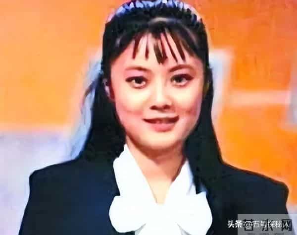 前央视主持人为爱情放弃国籍，走投无路回国捞金，如今过的怎样了