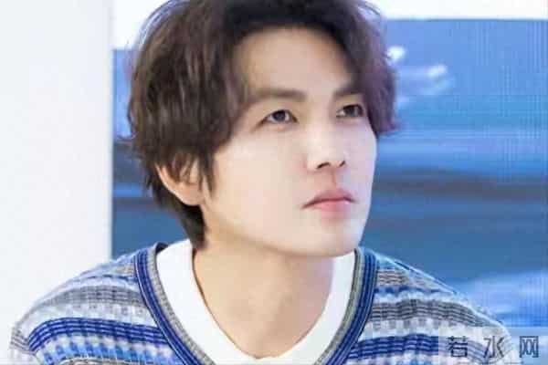 年纪大了就别尬演美男！油光满面脸部肿胀，这是迷倒女人的皮囊？