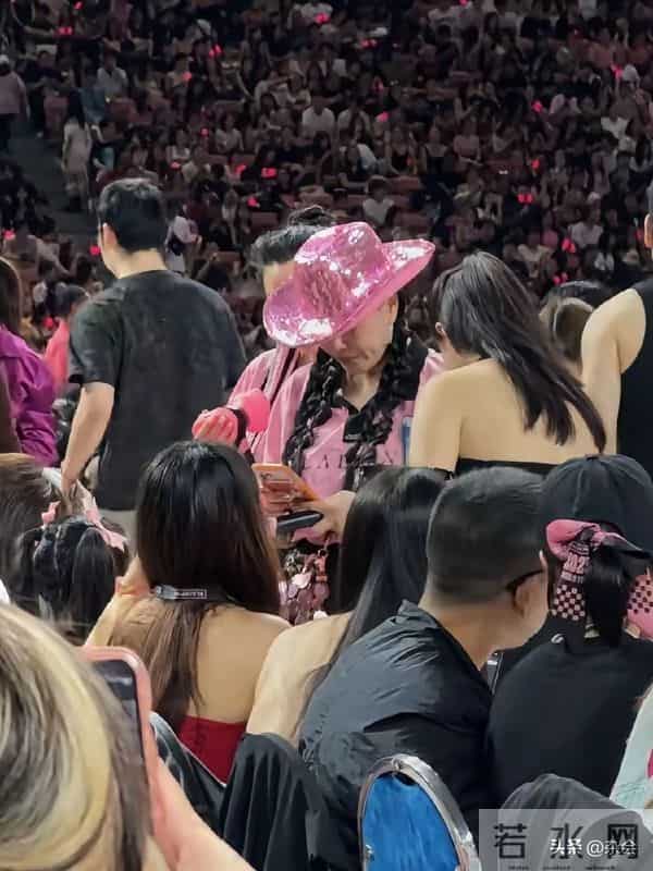 网友新加坡偶遇钟丽缇！粉衣闪帽少女感拉满，活力性格超圈粉