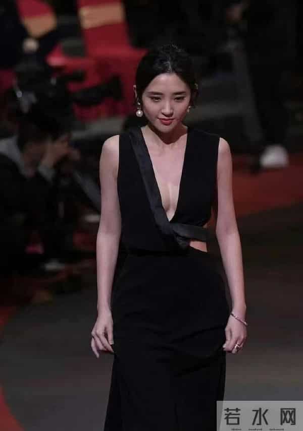 唐艺昕深V秀，美到窒息，张若昀真是好福气