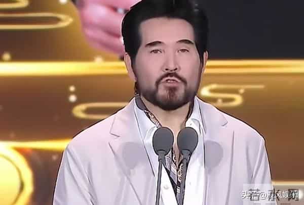 64岁费翔独居英国，房子自带超大花园，母亲去世后养猫为伴不孤单