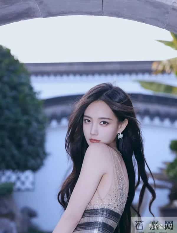 李一桐，身穿墨染礼服，性感妩媚