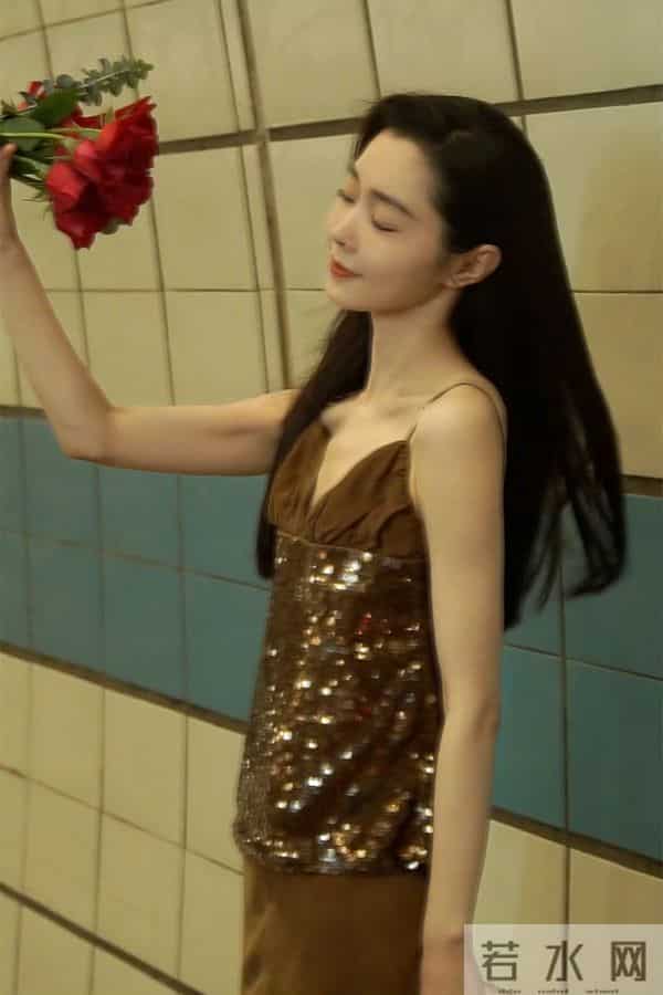 宋轶壁纸，手捧鲜花好美好灵动