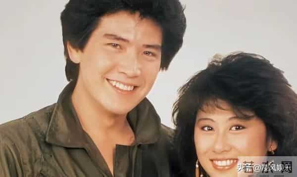 64岁费翔独居英国，房子自带超大花园，母亲去世后养猫为伴不孤单