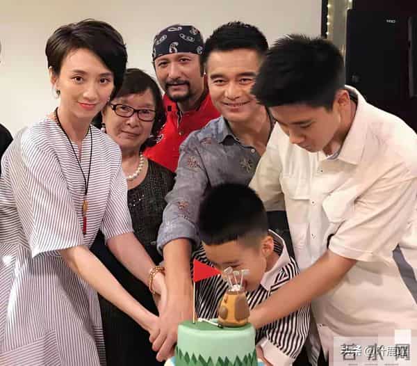 许亚军和儿子同框拍摄时尚大片，这是他和前妻何晴的孩子，叫许何