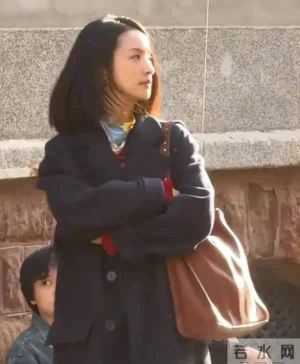 43岁林依晨武汉被偶遇，鼻大唇厚一脸男相，自曝20岁就开始写遗书