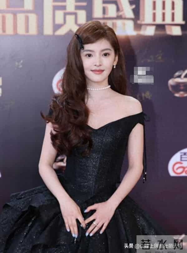 上海那夜，童瑶尽显身材，马伊琍唇妆发亮，关晓彤又“丑出圈”