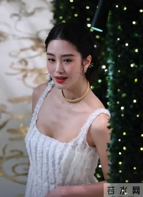 杨彩钰，活动生图。刘亦菲前干妈风韵十足。