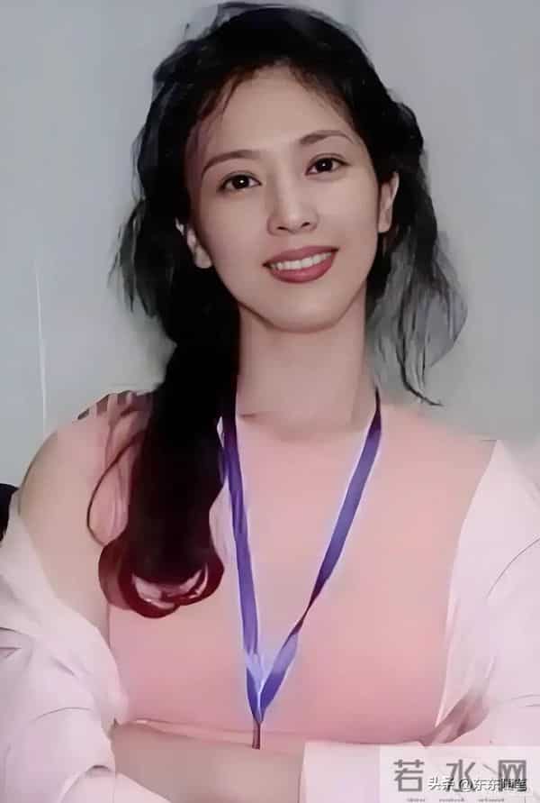 刘亦菲母亲刘晓莉：今66岁仍单身，身材傲人，长得比女儿还漂亮