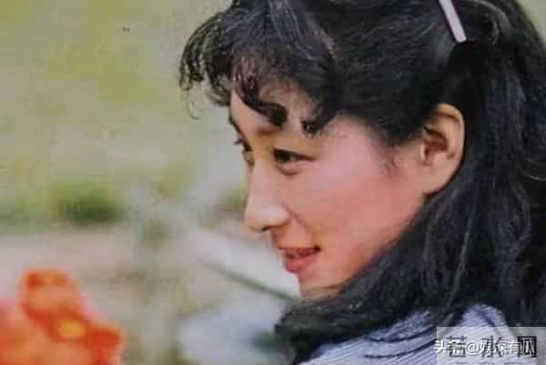 她嫁给了英国老公，选择在西班牙定居，没想到68岁瘦到快脱相