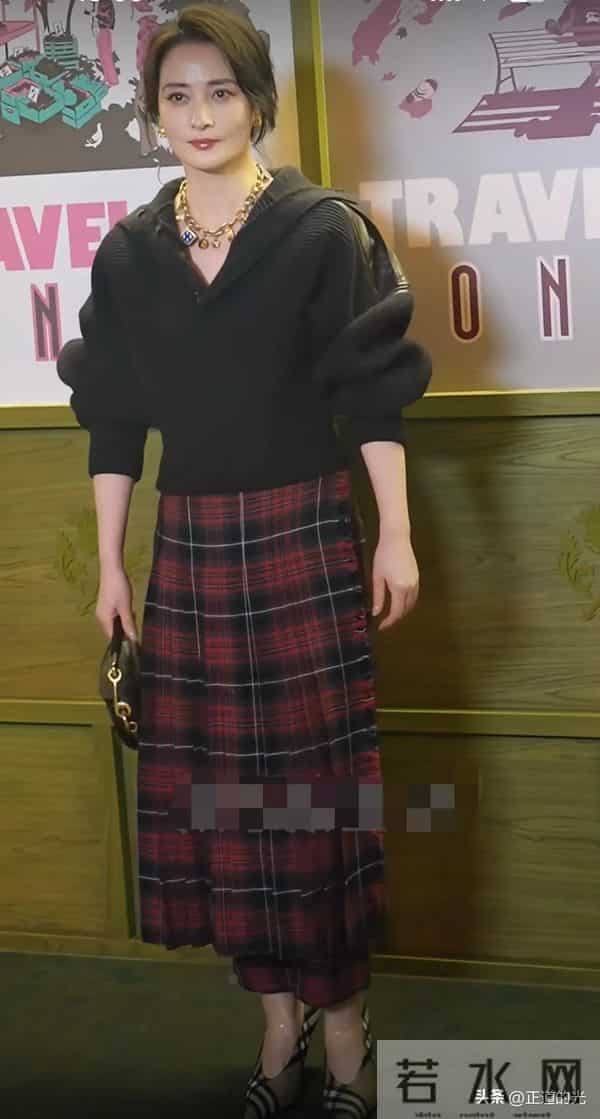 50岁蒋勤勤油光满面 皮肤粗糙 毛孔粗大 腚大肩宽显魁梧 另类一裤两穿