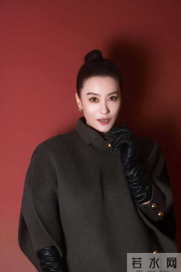 歌手谭晶舞台黑色丝袜筒靴造型，好有韵味