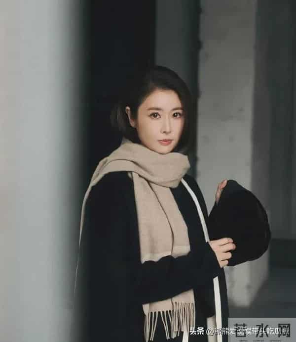 49岁林心如增肥后美得更惊艳！穿大衣+黑裤子好高级，差点认不出