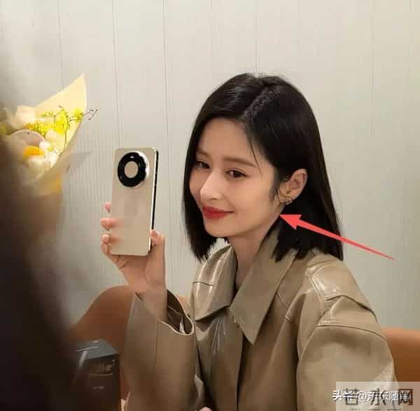 颖儿手机店被偶遇，生图皮松肉垮还歪嘴，穿超短裙腿白嫩还修长