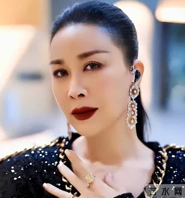 一场生日，戳穿了58岁那英的江湖地位，周深确实一个字都没说错