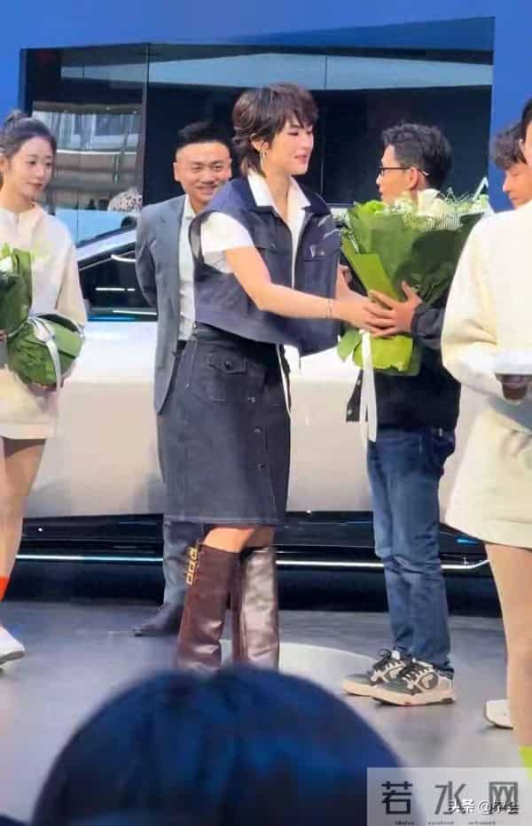 两帅哥提新车排面拉满，姚安娜搭档董事长亲自交付，这待遇绝了